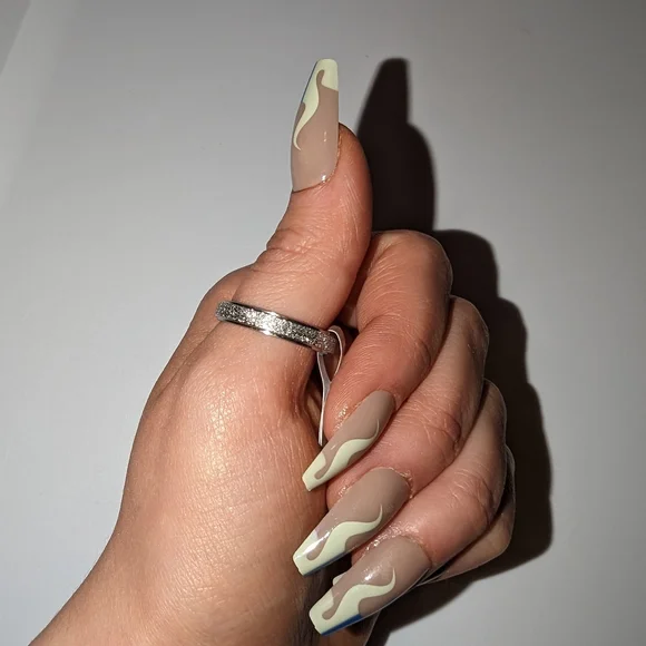 Fashion sparkly ring/band - Picture 2 of 10